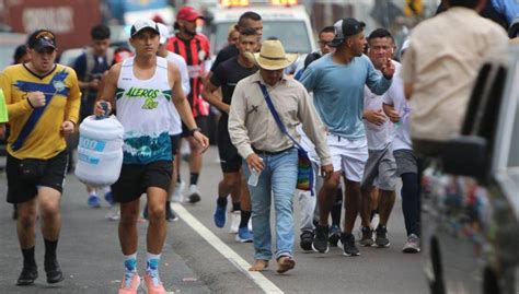 Vuelve Alexander Joven Que Corre Descalzo Retoma La Carrera Junto A