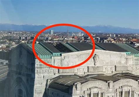 Vento Forte Si Stacca Una Parte Del Tetto Della Stazione Centrale Di