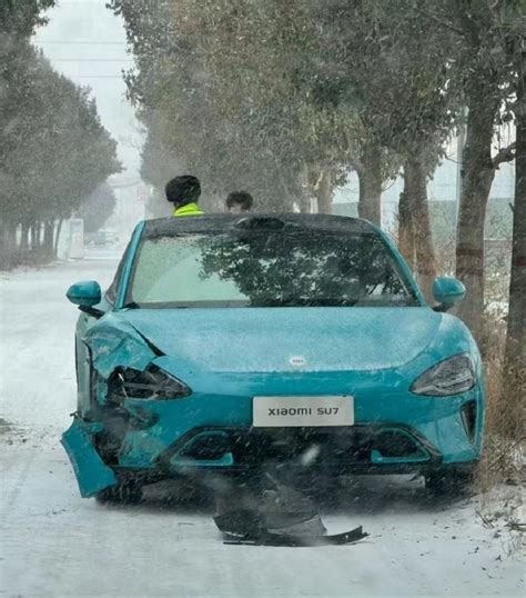Первый автомобиль Xiaomi попал в первую аварию. Суперсовременный Xiaomi ...