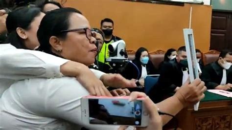 Pekik Dan Tangis Ibu Yosua Tunjukkan Foto Anaknya Ke Putri Candrawathi