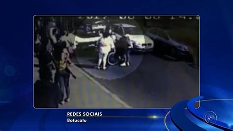 Vídeo mostra homem agredindo mulher em cadeira de rodas na rua em