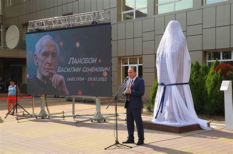В Геленджике открыли бюст Василия Ланового. | «Россия. Кубань»