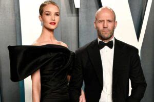 Blonde aux longues jambes à quoi ressemble la superbe épouse de Jason Statham Mignonnes