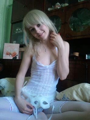 Christine Puts On A Pussy Show 001 5b Porn Pic