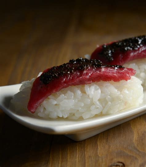 Nigiri con sashimi di filetto di scottona e patè al tartufo Fassangue