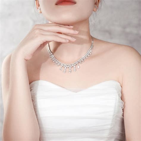 Hermoso Modelo En Cadena De Collar De Diamantes Moderno Foto Premium