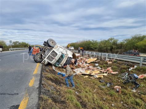 VUELCA TRÁILER CARGADO DE CAJAS DE POLLO EN MONTEMORELOS Punto x Punto