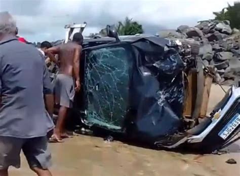 Motorista fica ferido após carro sair da pista e capota em praia de