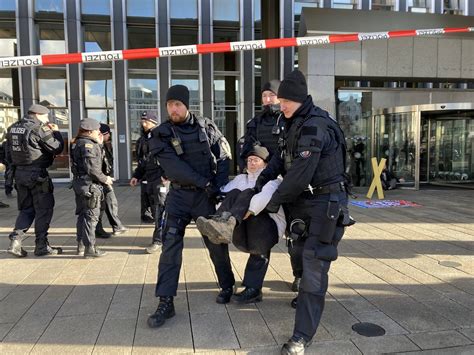 Lützerath Protest Aktivisten kleben sich an Düsseldorfer