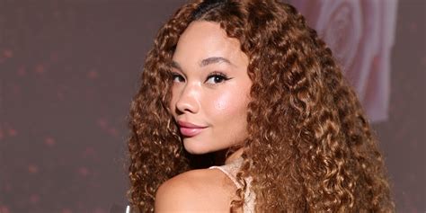 Who Is Ashley Moore Meet The Model Seen Kissing Jeremy Allen White