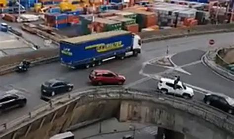 Tir Invade Corsia Del Viadotto Gatto Centauro Evita L Impatto