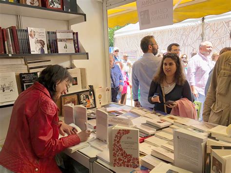 Galer A De Fotos De La Firma De Libros En La Feria Del Libro De Madrid