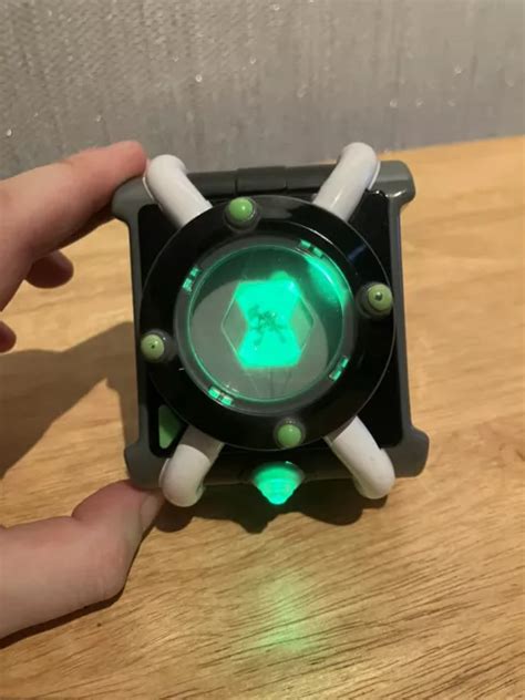 BEN 10 ULTIMATE OMNITRIX DELUXE FX WATCH Lights Sounds TOY BANDAI Alien