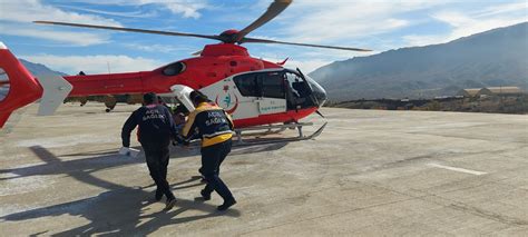 Hakkari de kalp krizi geçiren kişi ambulans helikopterle hastaneye