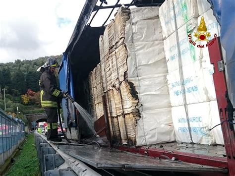 Foto Camion A Fuoco In A L Intervento Dei Vigili Del Fuoco