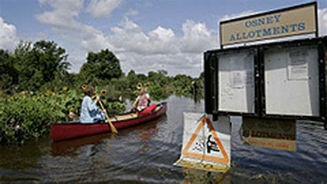 Gran Bretaña inundaciones se cobran nueva víctima y prevén más lluvias