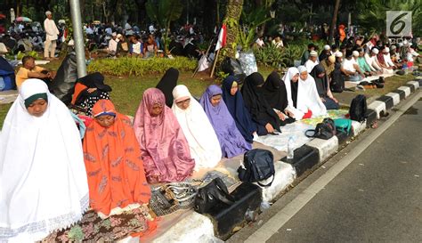 FOTO Massa Aksi Sidang MK Salat Asar Di Jalan Medan Merdeka Barat