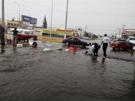 Lluvia deja inundaciones y vehículos varados en Coahuila