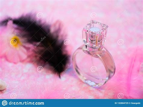 Garrafa Do Perfume No Fundo Cor De Rosa Imagem De Stock Imagem De