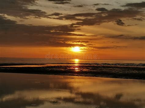 Hermosa Vista Al Atardecer Con Vivos Colores En El Cielo En La Playa De