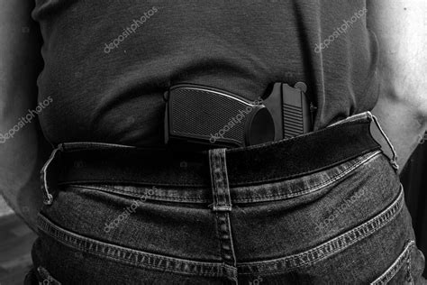 Foto En Blanco Y Negro Hombre De Capucha Con Pistola O Pistola