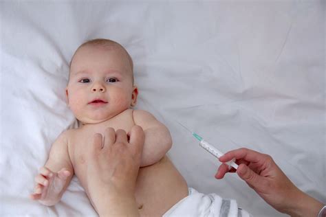 Календарь прививок для детей до года: какие делают младенцам и зачем