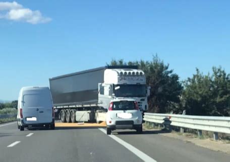 Villapiana Incidente Sulla 106 Scontro Tra Mezzo Pesante E Un Auto