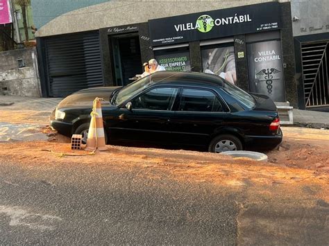 Carro Cai Em Buraco De Obra Da Prefeitura Ap S Motorista Ter Vis O