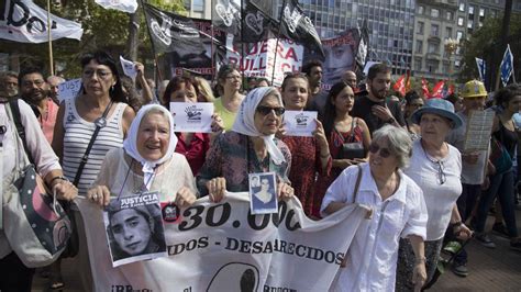 Madres De Plaza De Mayo Hace Su Primera Ronda Tras El Triunfo De Milei