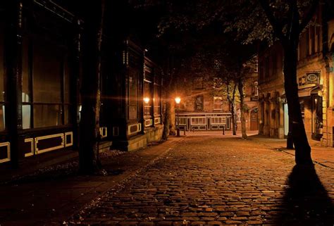 Imagen De Calle Empedrada En La Noche Con Luces De Farolas Ciudad