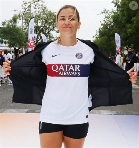 Laure Boulleau Divine En Bikini Pour Les Vacances L Ancienne Joueuse Porte Une Tenue Qui