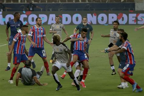 Socos e pontapés entre jogadores de Ceará e Bahia mancha final da Copa