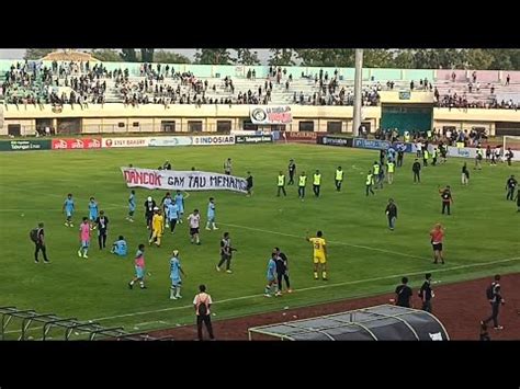 Detik Detik Supporter Masuk Lapangan Usai Laga Persela Vs Malut United