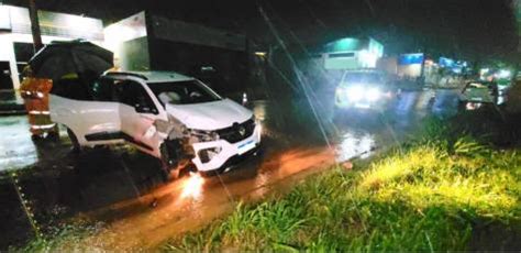 Acidente Entre Motocicleta E Carro De Passeio Deixa Feridos Em Bairro