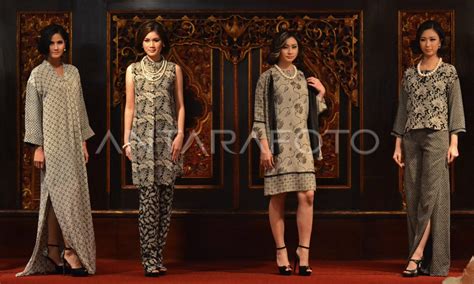 Peragaan Busana Batik Antara Foto