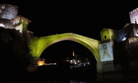 Stari Most U Zlatnoj Boji Kao Znak Podr Ke Djeci Oboljeloj Od Raka