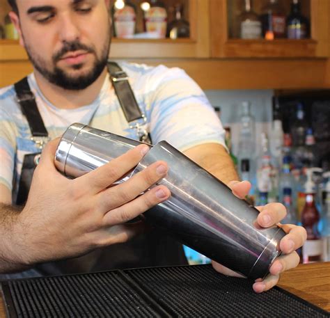 6 Passos De Como Usar A Coqueteleira De Boston Bartender Bartender Store