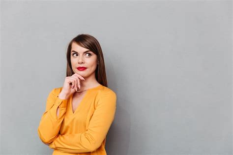 Retrato De Una Mujer Pensativa Pensando Foto Gratis