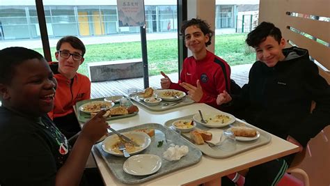 Nouvel an chinois 1er menu à thème de lannée à la cantine Collège