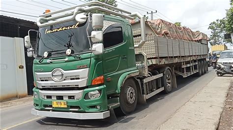 Full Muatan Truck Trailer Truck Towing Muatan Pengeruk Aspal Truck