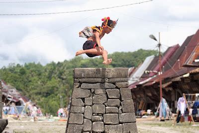 Indonesia Wonderful Asia: Lompat Batu Nias