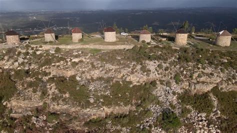 Vídeo de arquivo Premium Vista aérea de vários moinhos de vento no