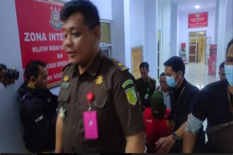 Rugikan Negara Rp3 26 M Mantan Kepala Perumda BPR Ditahan Kejari