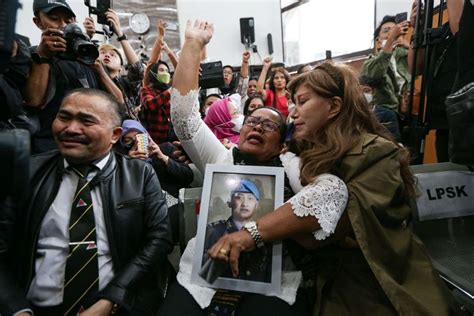 BERITA FOTO Tangis Histeris Ibunda Brigadir J Dengar Vonis Mati Ferdy