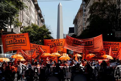 Argentina Economic Crisis: Residents search through garbage piles for ...