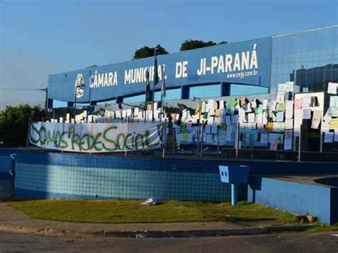 G1 Prédio da Câmara fica coberto por cartazes após ato em Ji Paraná