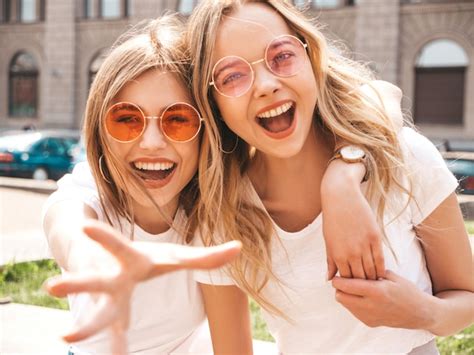 Portrait De Deux Jeunes Belles Filles Blondes Souriantes Hipster Dans Des Vêtements De T Shirt