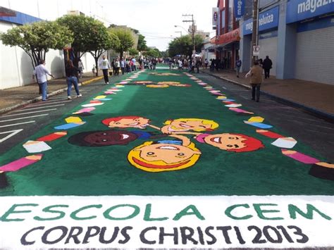 G Chuva D Tr Gua E Popula O Retoma Tapetes De Corpus Christi Em