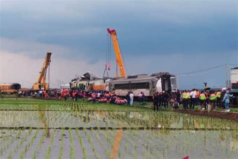 Pt Kai Datangkan Crane Ke Lokasi Tabrakan Kereta Api Di Cicalengka