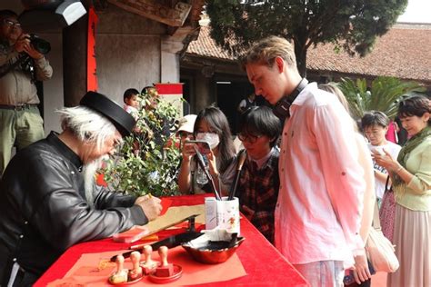 Foreign Tourists Experience Vietnamese Village Tet At Duong Lam